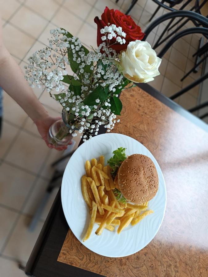 Hotel Le Pommeil Гере Экстерьер фото